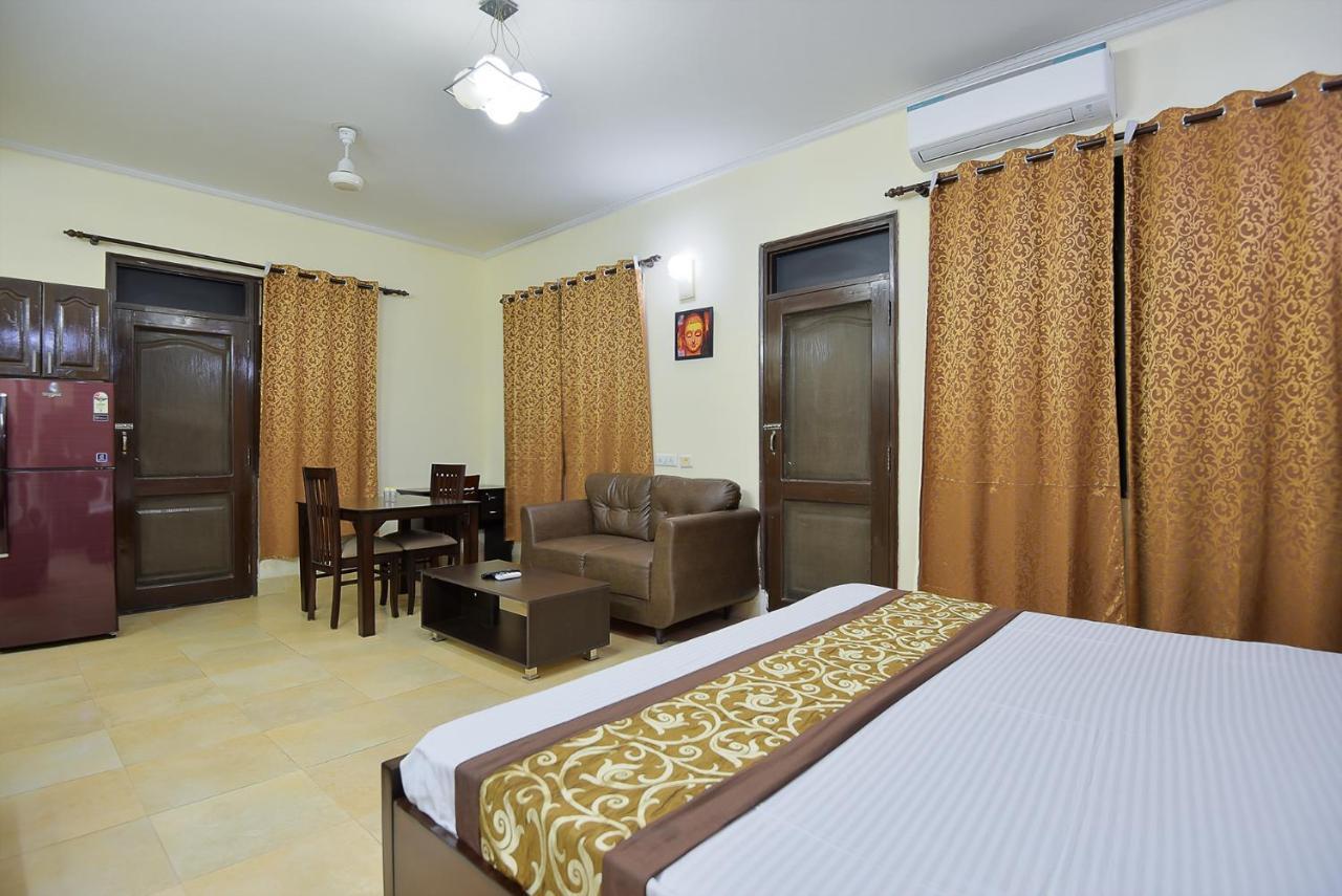 Studio Serviced Apartments Near Fortis Hospital Γκουργκάον Εξωτερικό φωτογραφία